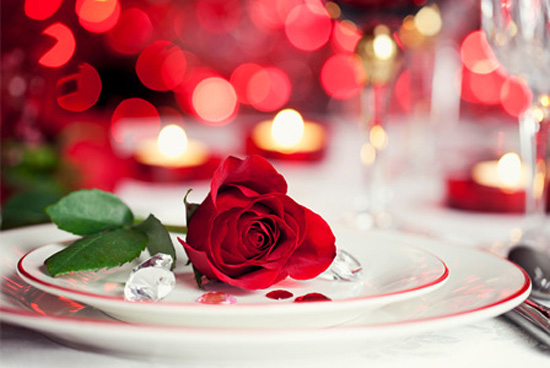 para San Valentín, una rosa en cada plato
