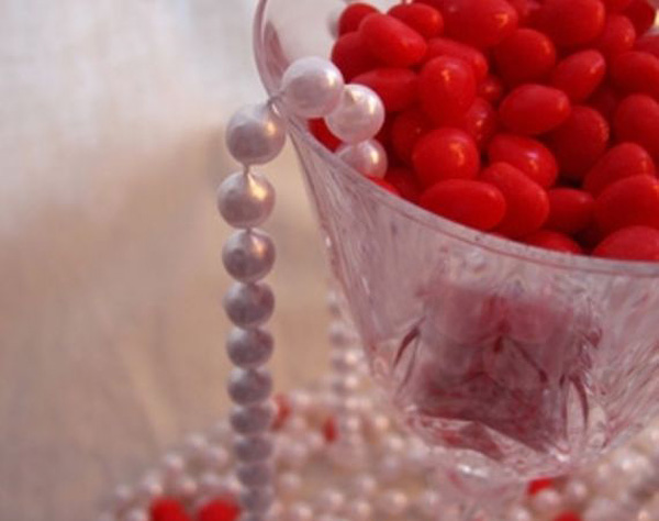 decora la mesa con collares de perlas