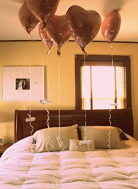 decora el dormitorio con globos corazon inflados con helio