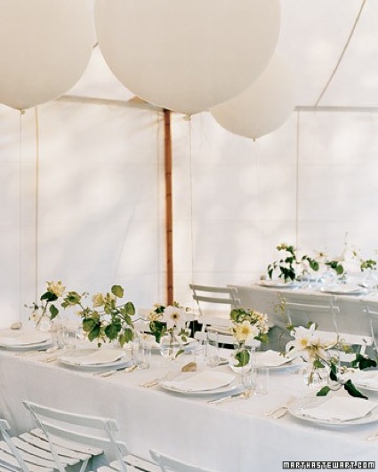decora la mesa con globos blancos inflados con helio