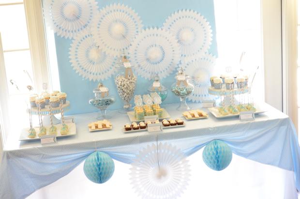 una mesa de fiesta en tonos blanco y azul claro