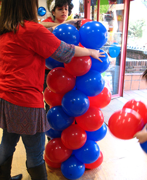 tutorial hacer columna de globos para decorar fiestas