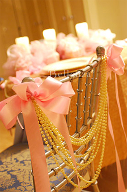 una silla adornada con cuentas de perlas