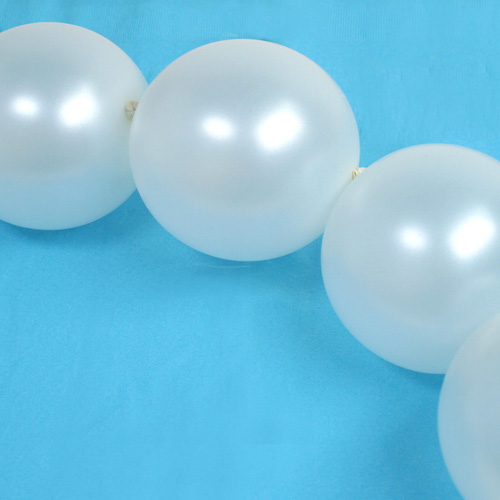 globos que parecen una cadena de perlas