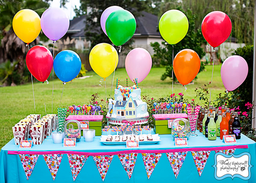 una mesa de dulces con muchos globos