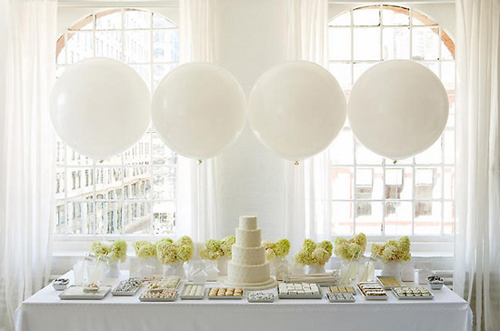una mesa de dulces con globos gigantes