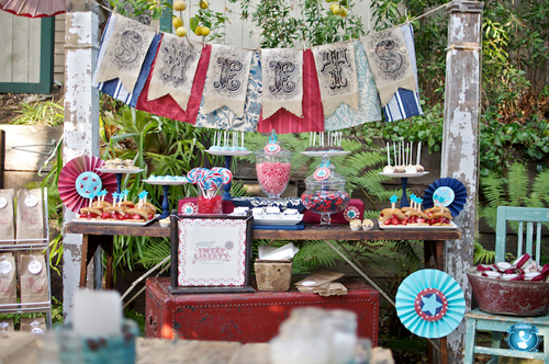 una mesa de dulces decorado con un banner